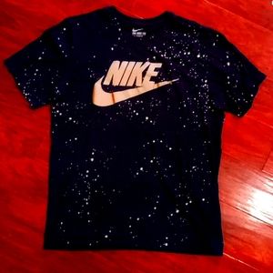 Boy's Nike reflective gold paint splatter tee med